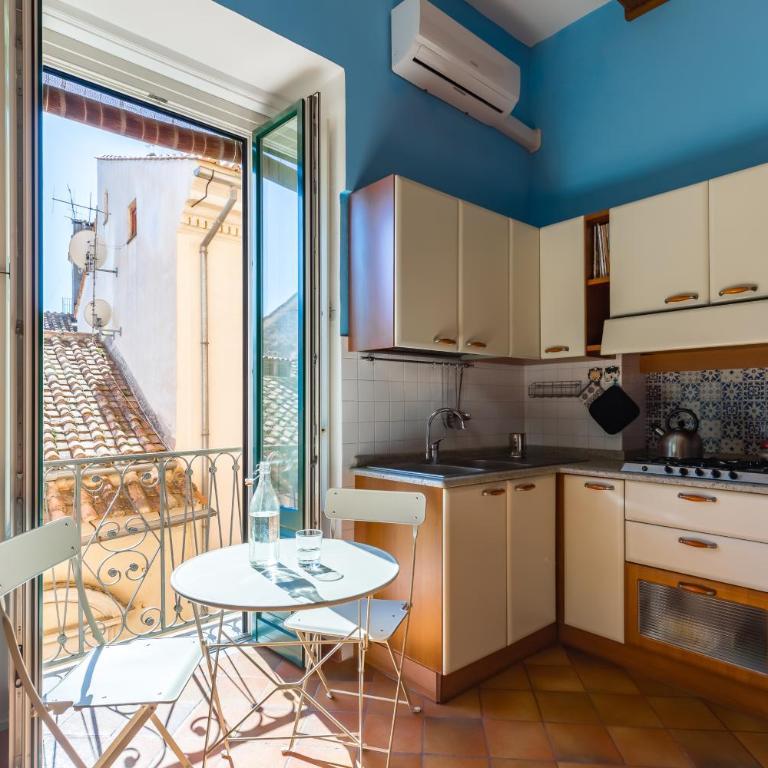 Casa 45 - in centro storico vicino al Teatro Verdi e al Crescent - Appartamento - 24