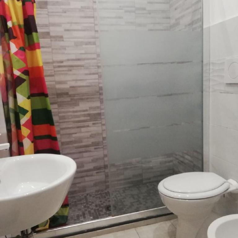 Guest Planet - Camera Matrimoniale con Bagno Privato - 2