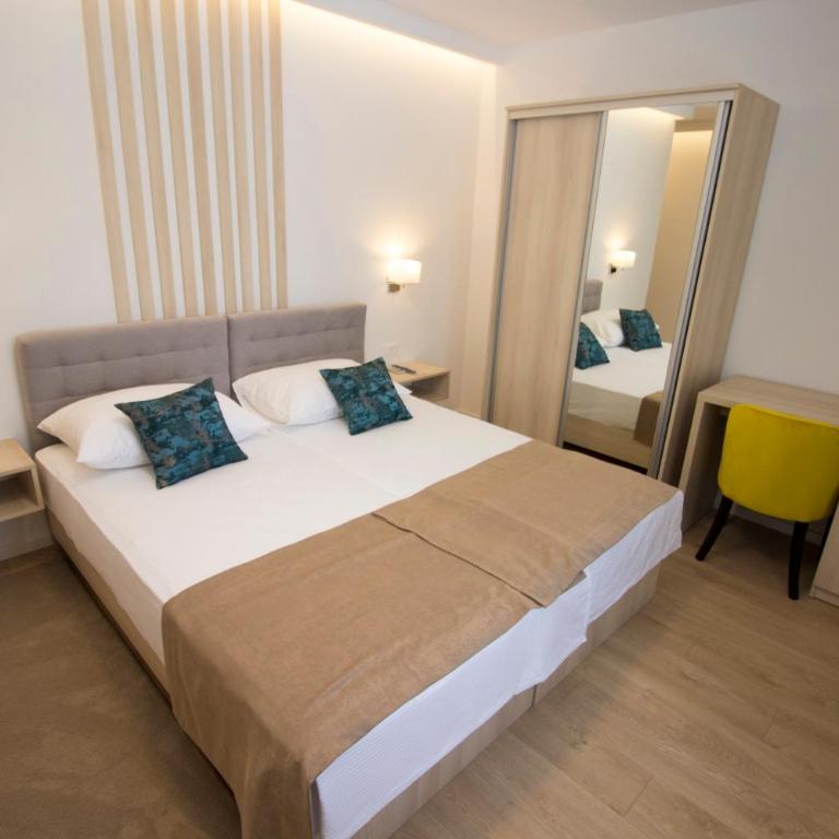 Hotel Amicus - Deluxe Room - 2