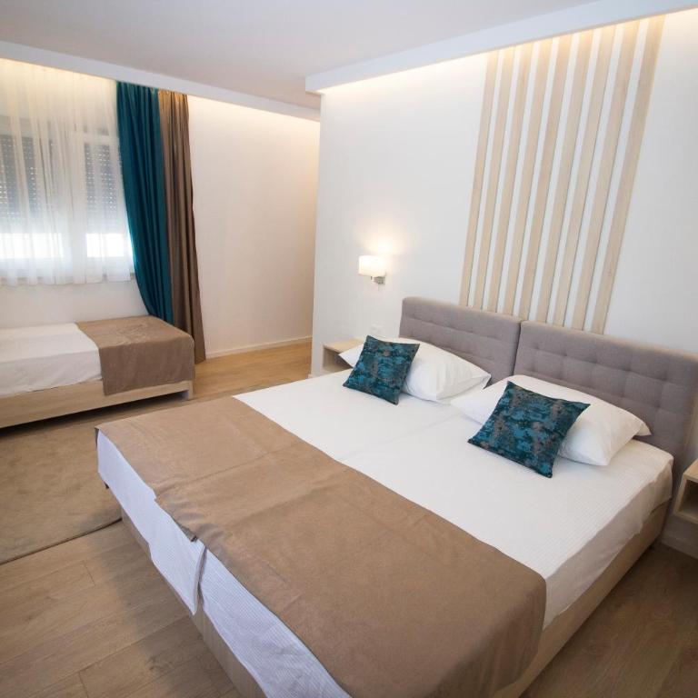Hotel Amicus - Deluxe Room (2 Adults + 1 Child) - 2