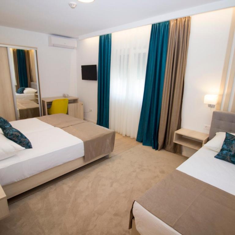 Hotel Amicus - Deluxe Room (2 Adults + 1 Child) - 3