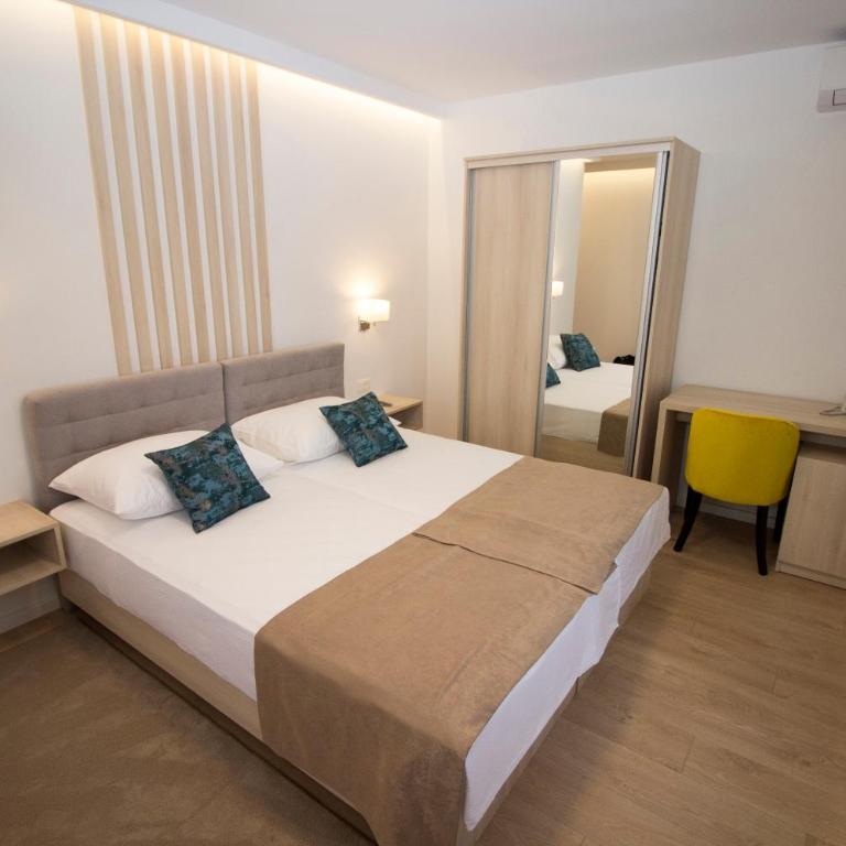 Hotel Amicus - Deluxe Room - 3