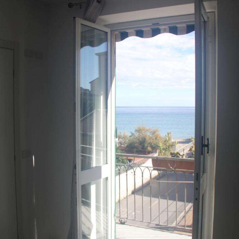Hotel Aurora - Camera Matrimoniale con Balcone e Vista Mare - 2