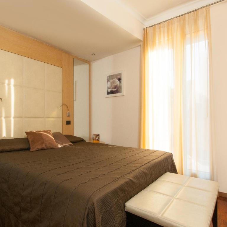 Hotel Touring - Camera Gold Matrimoniale/Doppia con Letti Singoli - 1