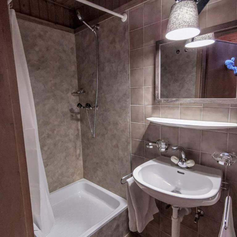 Relais des Mélèzes - Vierbettzimmer mit eigenem Bad - 7