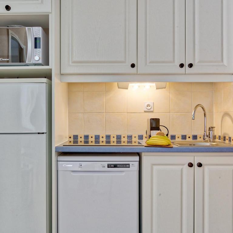 Résidence Pierre & Vacances La Pinède - Appartement 1 Chambre avec Coin Nuit dans Alcôve et Terrasse ou Balcon (6 Personnes) - Vue sur Jardin - 2