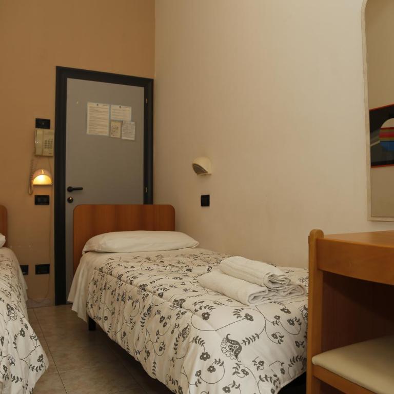 Hotel Villa Dina - Camera Piccola Doppia con Letti Singoli - 3