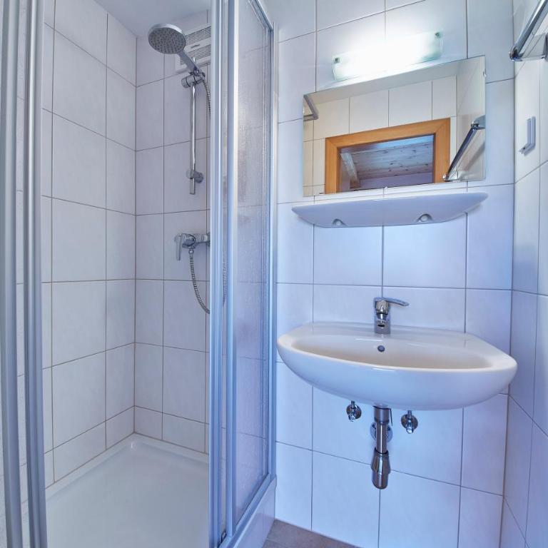 Sportpension Enzian - Doppelzimmer mit Balkon - 2