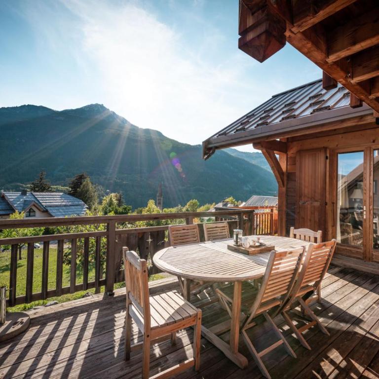 Chalet Hibou, large chalet with mountain views and close to slopes - Chalet - 1