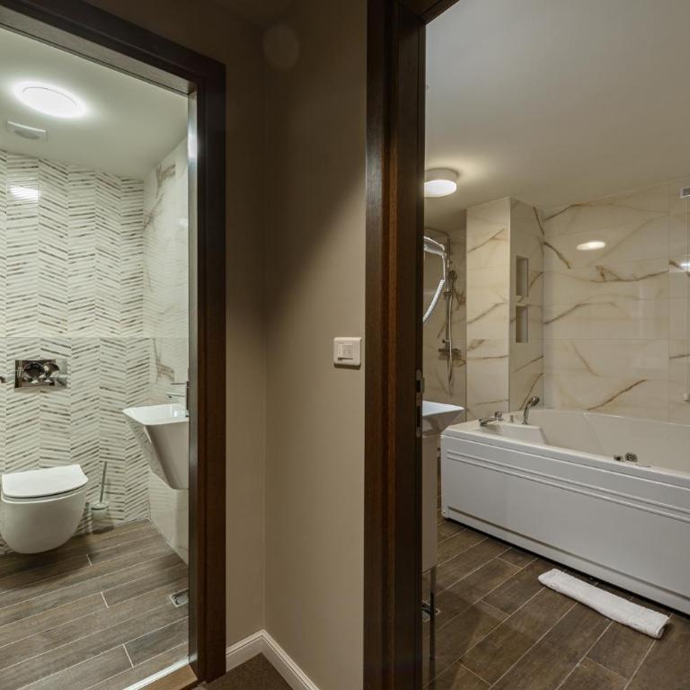 Hotel Sunce - King Room with Spa Bath - 4