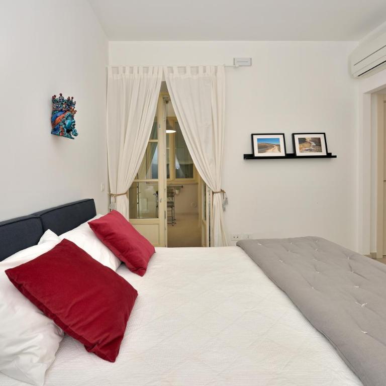 One - Deluxe Queen Room - 2