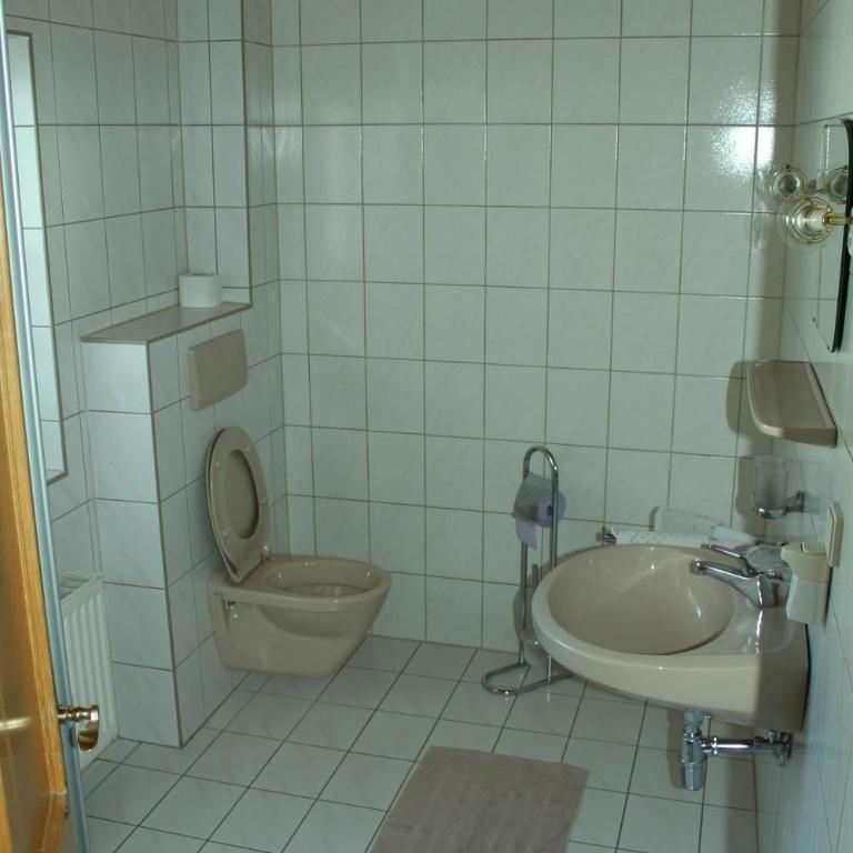 Appartement Pension Grasser - Dreibettzimmer mit Balkon - 4