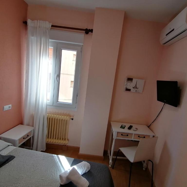 Hostal Hernan Cortes - Habitación Individual Amplia - 4
