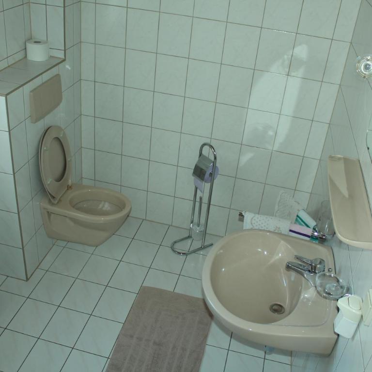 Appartement Pension Grasser - Dreibettzimmer mit Balkon - 6