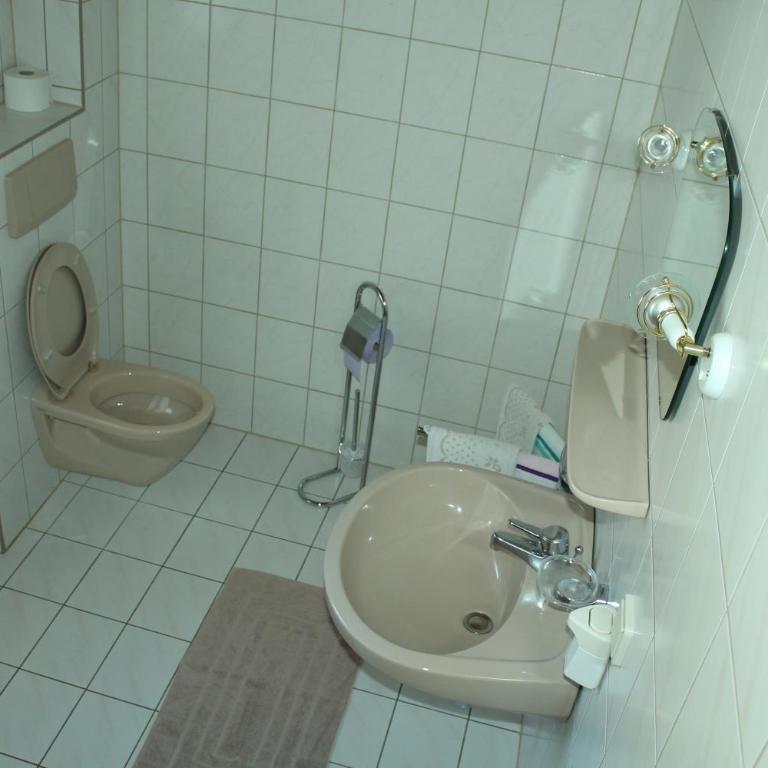 Appartement Pension Grasser - Dreibettzimmer mit Balkon - 7
