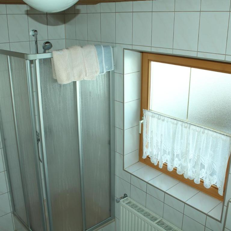 Appartement Pension Grasser - Dreibettzimmer mit Balkon - 8