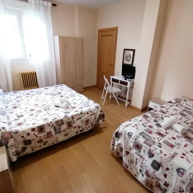 Hostal Hernan Cortes - Habitación Triple - 1