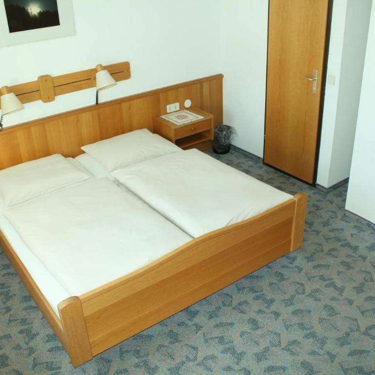 Appartement Pension Grasser - Doppelzimmer mit Balkon - 4