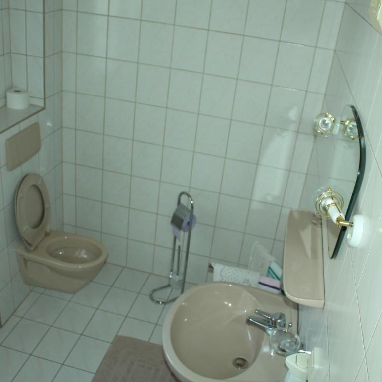 Appartement Pension Grasser - Dreibettzimmer mit Balkon - 10