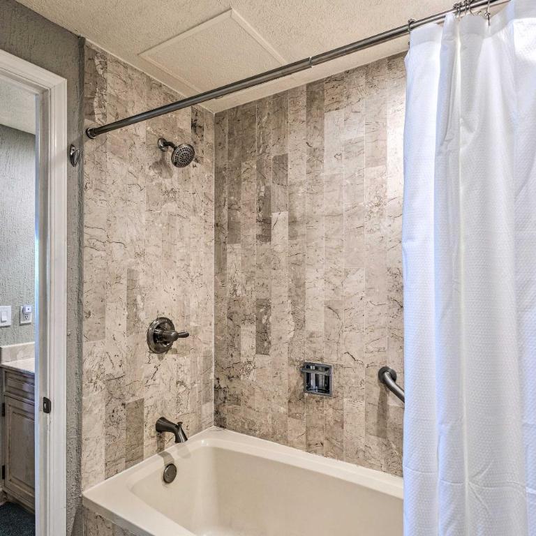 Walk to Beach: Oceanfront Rocky Point Condo - Apartamento - 15