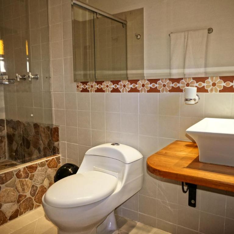 Hotel Jardines De La Villa - Habitación con cama grande y balcón - 2