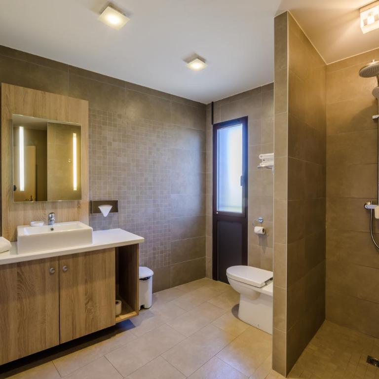 Hôtel l'Aragon à 50m de la cité de Carcassonne - Chambre Familiale (4 Personnes) - 2