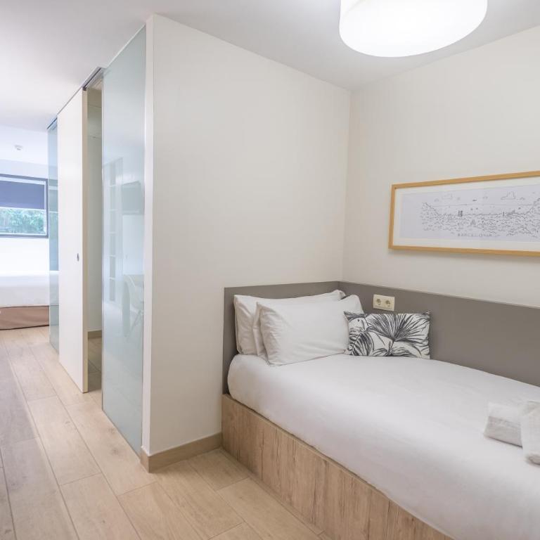 Aparthotel Bcn Montjuic - Triple Room with Terrace - 1