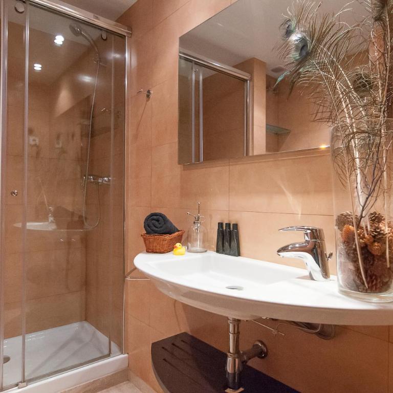 BizFlats Garden House - Two-Bedroom Apartment - Ribes, 26 - 17