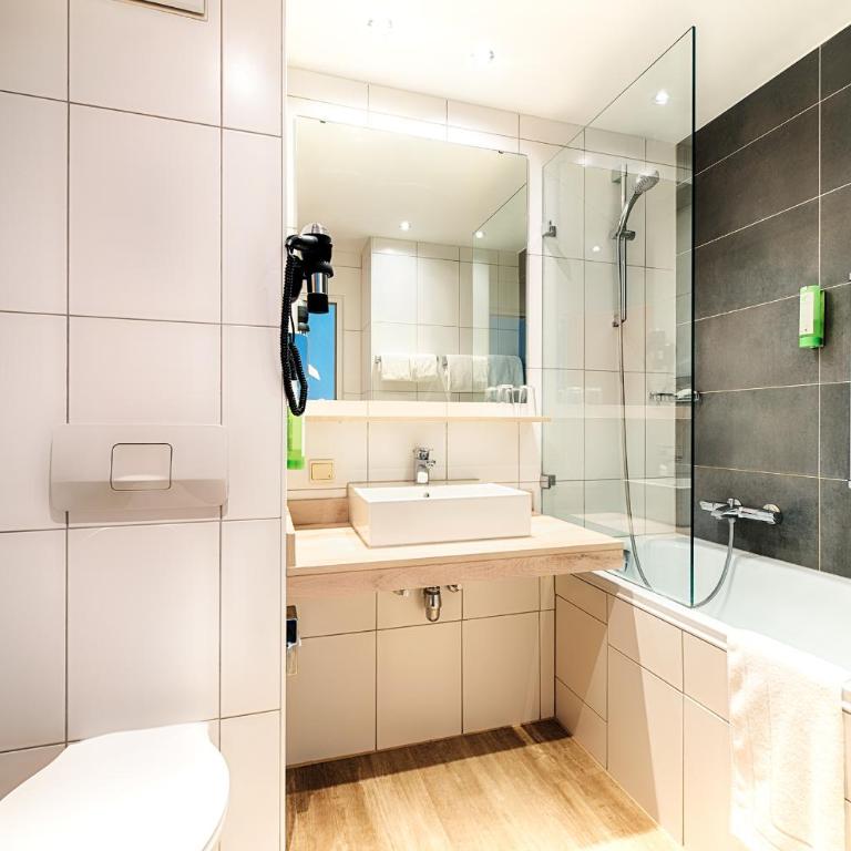Holiday Inn Munich - South by IHG - Premium Zimmer mit Queensize-Bett und Balkon - 2