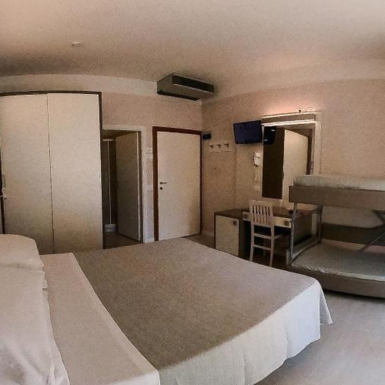 Hotel Record - Superior Triple Room with Side Sea View - 7
