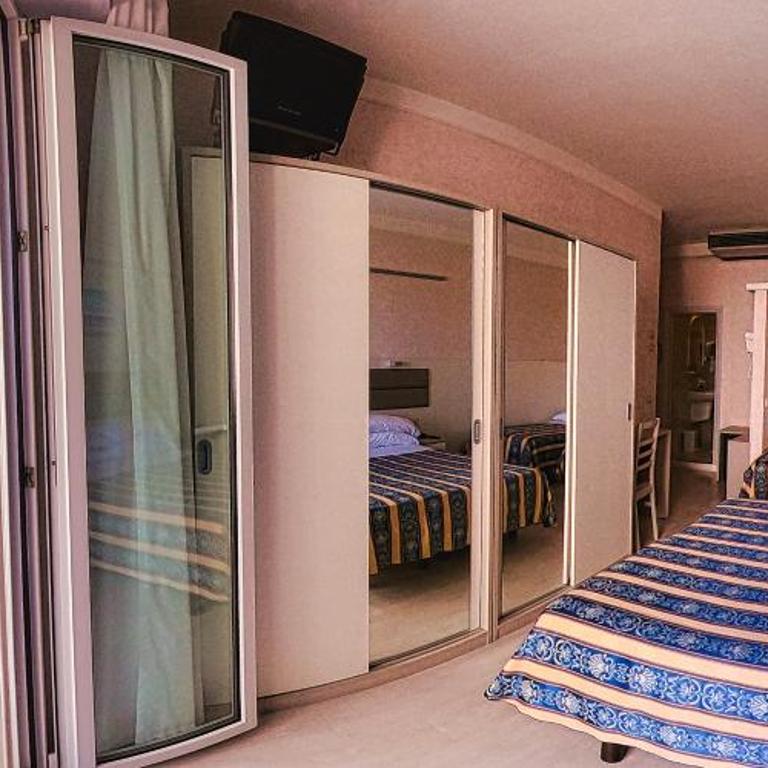 Hotel Record - Superior Family Room with Side Sea View - 7