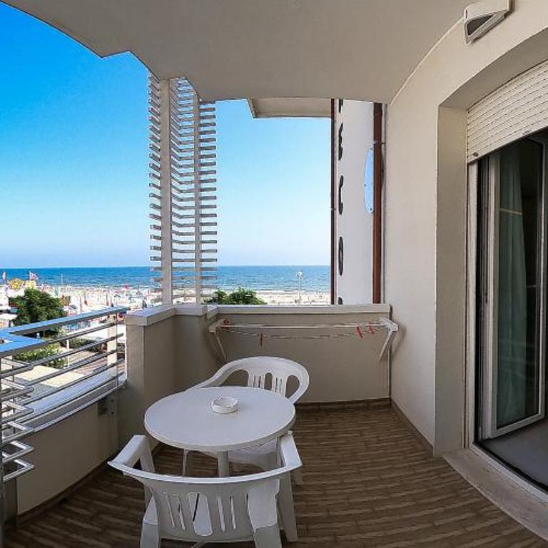 Hotel Record - Superior Double Room with Balcony and Side Sea View - 11