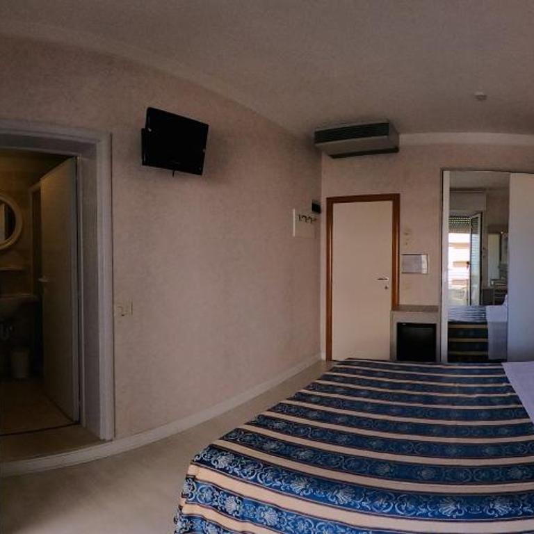 Hotel Record - Superior Double Room with Balcony and Side Sea View - 10