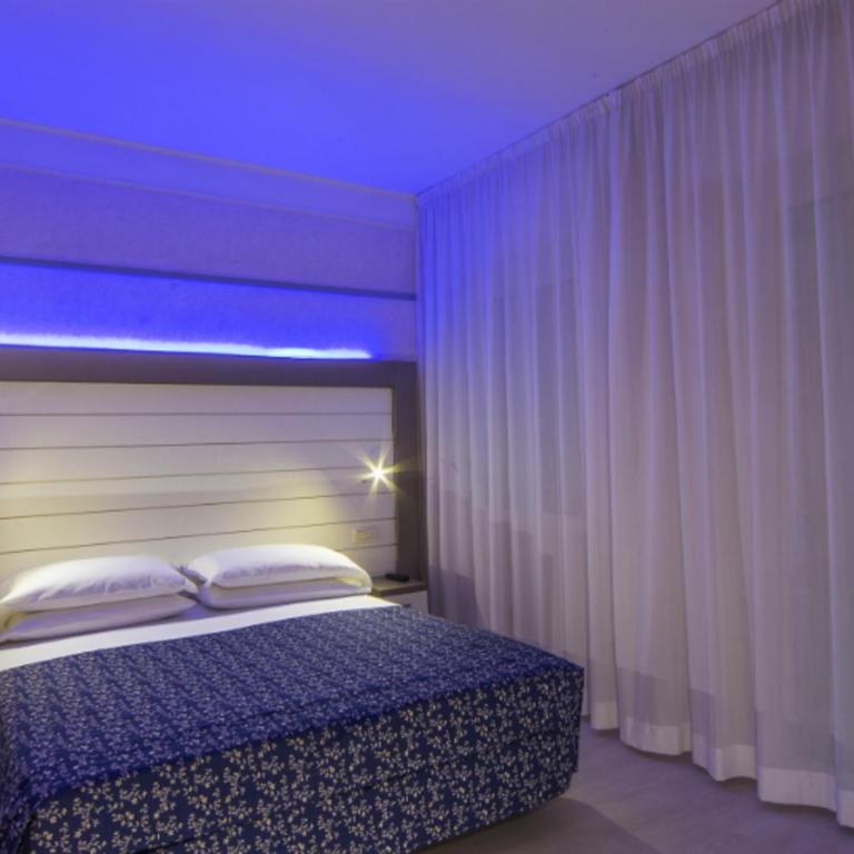 Hotel Record - Deluxe Double Room with Front Sea View - 7