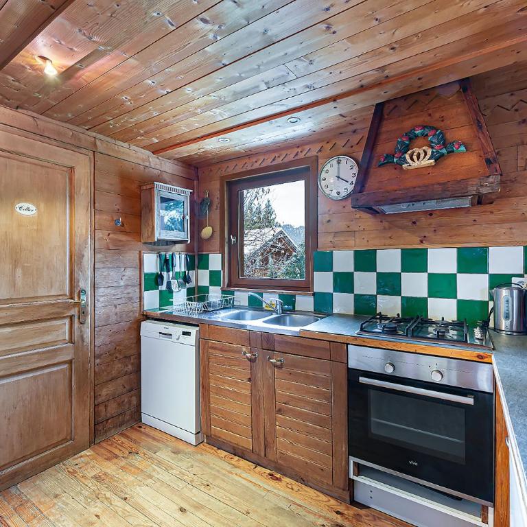 Chalet Côté Cœur, La Tania, with Outdoor Hot Tub and 7 Ensuite Rooms - Chalet - 12