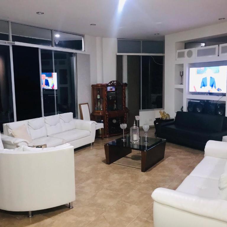 Castillo Del Toro - Family Room - 21