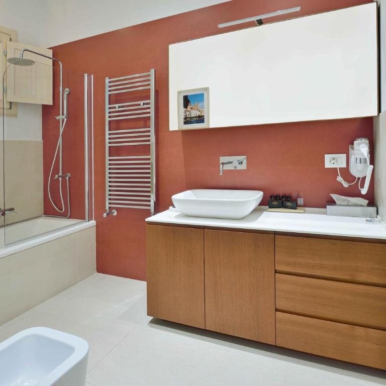 One - Deluxe Queen Room - 3
