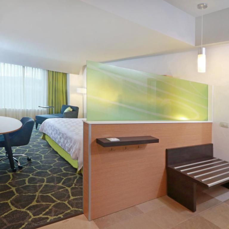 Holiday Inn Queretaro Zona Krystal by IHG - Habitación Estándar con cama extragrande y nevera pequeña - 4
