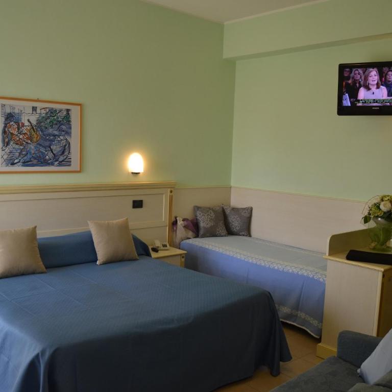 Hotel Zeus - Camera Familiare con Vasca - 1
