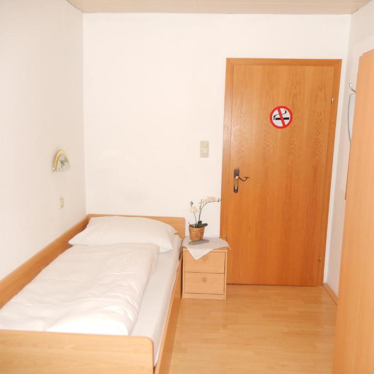 Hotel "Wilder Mann" - Einzelzimmer mit Gemeinschafts-WC - 1