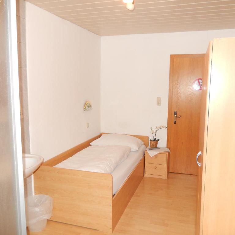 Hotel "Wilder Mann" - Einzelzimmer mit Gemeinschafts-WC - 4