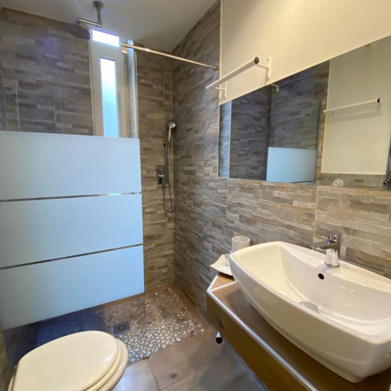 Art Atelier Accomodation Guest House - Camera Quadrupla Deluxe - 18