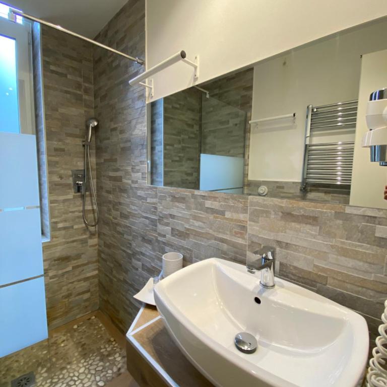 Art Atelier Accomodation Guest House - Camera Quadrupla Deluxe - 16