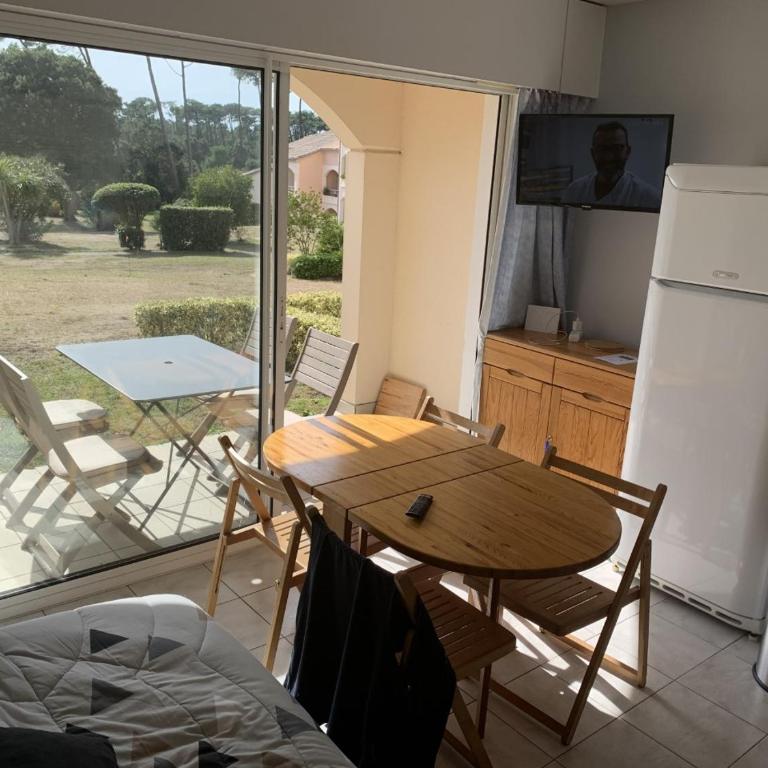 Appartement T2 cabine, capacité 4 personnes, à 600 m de la plage et à 300 m du Golf - Appartement avec Terrasse - 4