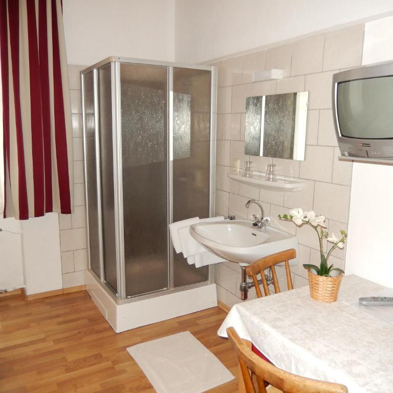 Hotel "Wilder Mann" - Zweibettzimmer mit Gemeinschafts-WC - 1