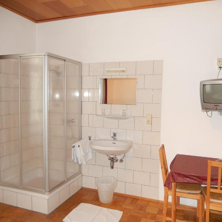 Hotel "Wilder Mann" - Zweibettzimmer mit Gemeinschafts-WC - 4