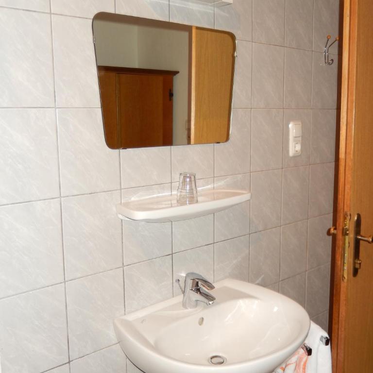 Hotel "Wilder Mann" - Einzelzimmer mit Gemeinschaftsbad und WC. - 1