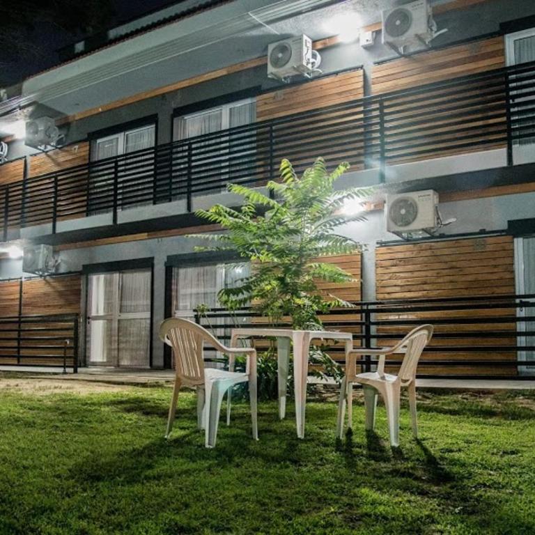 Aurelia - Habitación con cama grande y vistas al jardín - 4