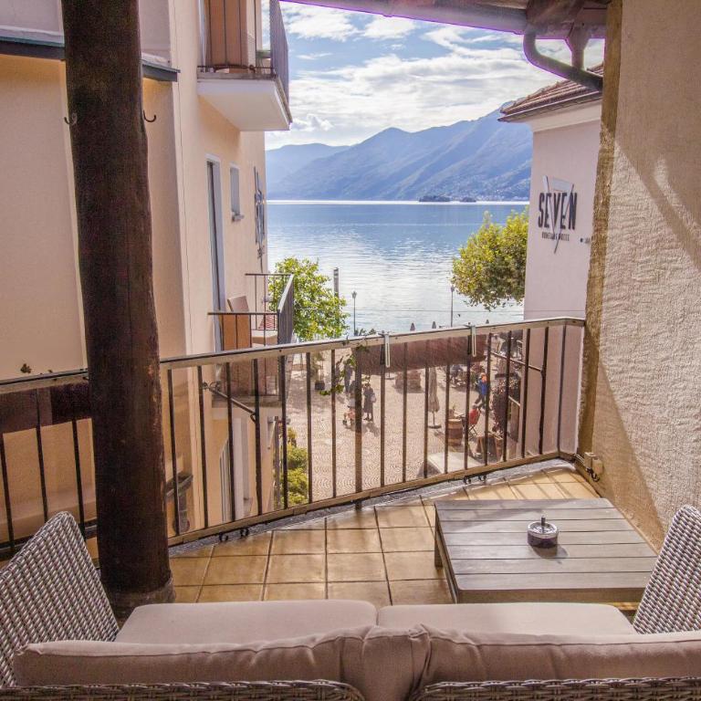 Seven Boutique Hotel - Camera Matrimoniale con Vista Lago e Balcone - 10