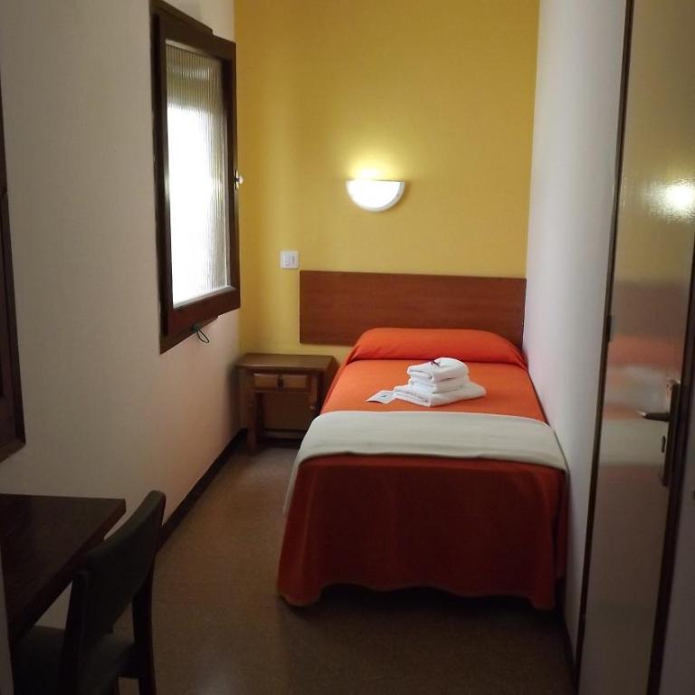 Hotel Miami - Habitación Individual Económica Interior - 3